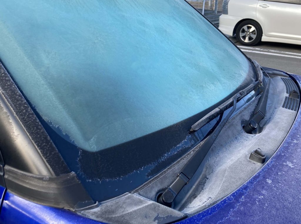 いわき市でのクルマ。フロントガラスが凍っています。