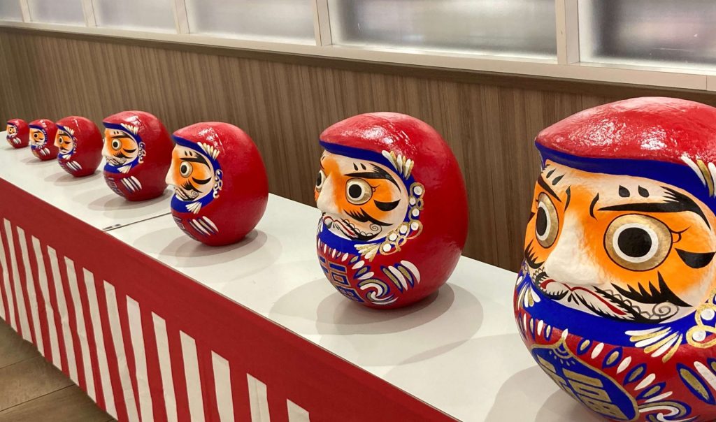 ダルマが並んでいます