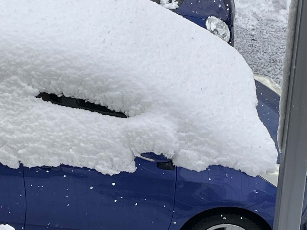 クルマの上に積雪25センチぐらい
